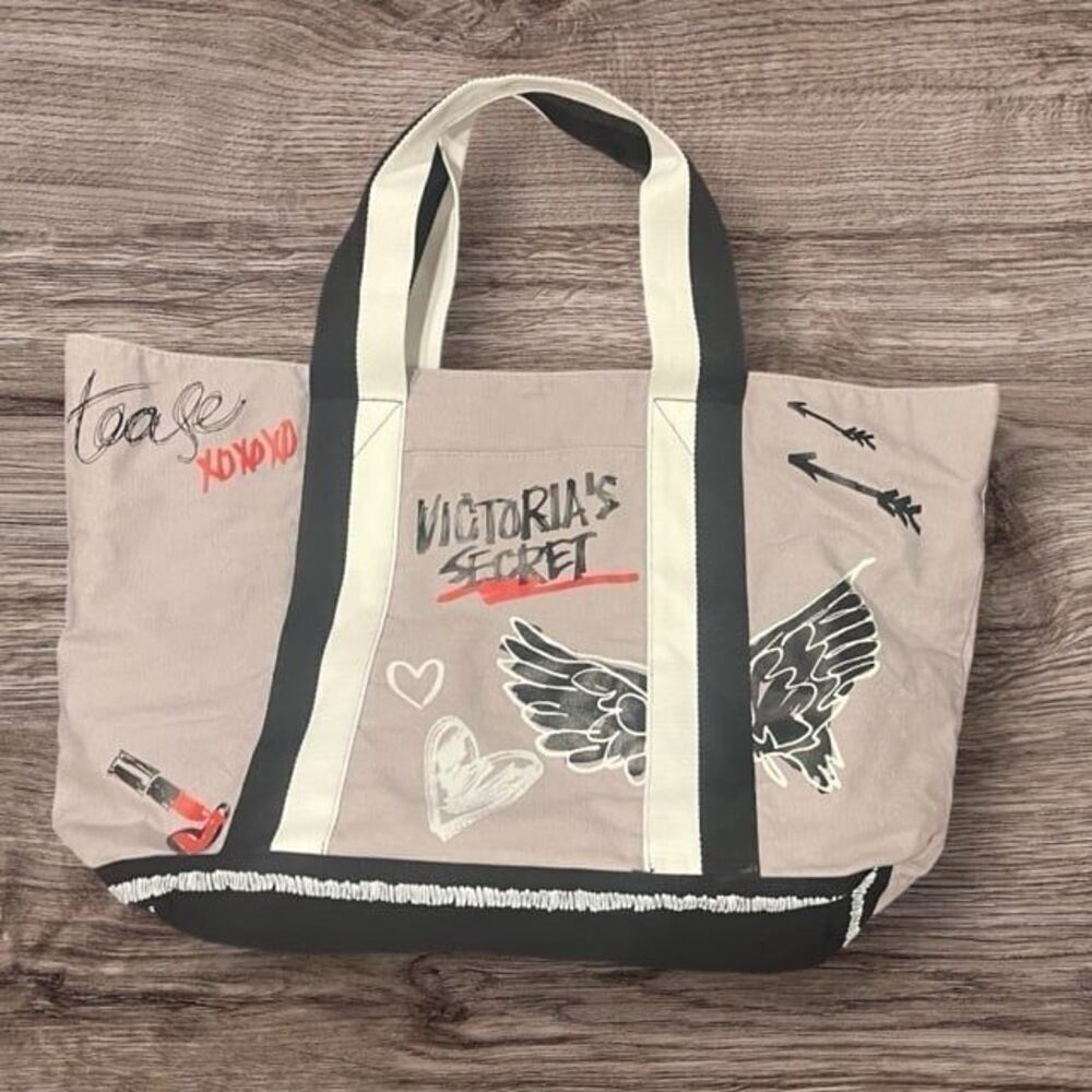 VICTORIA'S SECRET GRAY/BLACK TOTE BAG GRAFFITI ART RETIRED​ NEVER USED